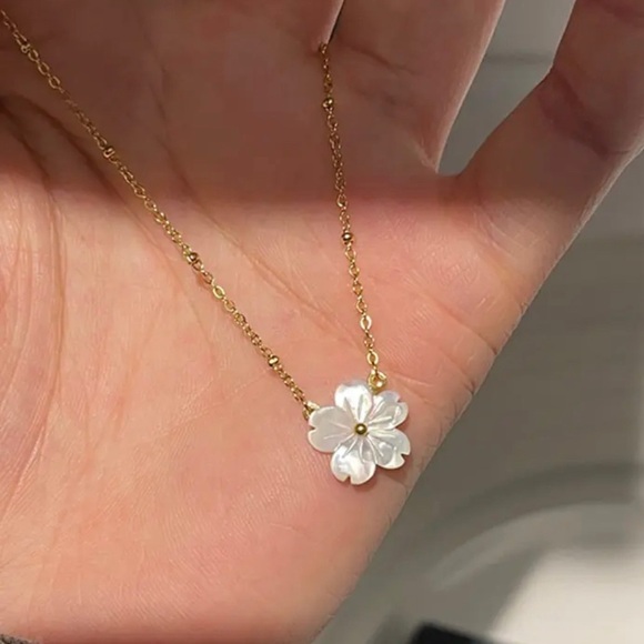 LALA JEWELRY White Shell Flower Necklace Gold Plated - Picture 3 of 5